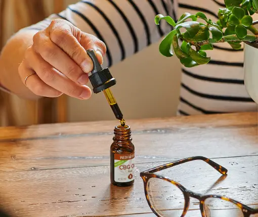 Iemand pakt een piet met cbg olie op